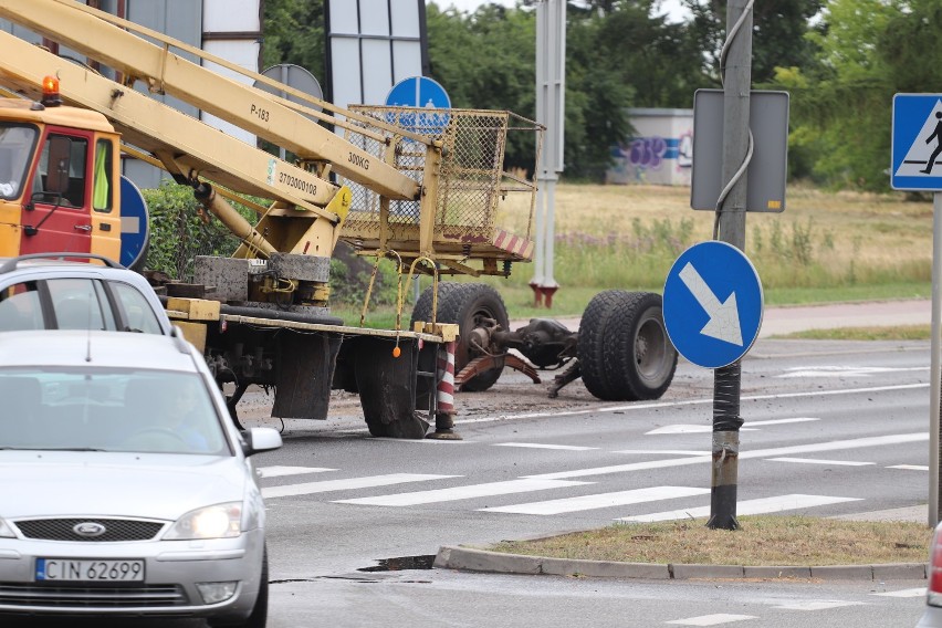 Ciężarówka zgubiła tylną oś wraz kołami [zdjęcia]