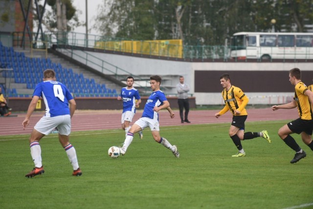 Pomorzanin Toruń po raz pierwszy w tym sezonie przegrał mecz grany przed własną publicznością. W niedzielne południe torunianie ulegli Sparcie Brodnica 0:1 (0:0).

Jedyny gol padł w 95. minucie spotkania, gdy wydawało się już, że drużyny podzielą się punktami. Choć Pomorzanin grał z przewagą jednego zawodnika, bramkę dla Sparty zdobył Oskar Brzuszczak.

Po porażce torunianie stracili pierwsze miejsce w tabeli IV ligi na rzecz Lidera Włocławek.

Pomorzanin Toruń - Sparta Brodnica 0:1 (0:0)
0:1 Brzuszczak (95)

POLUB NAS NA FACEBOOKU


 
Nie wiesz, jak skorzystać z PLUSA? Kliknij TUTAJ, a dowiesz się więcej!

Co dostanę w ramach abonamentu?Dlaczego mam płacić za treści w sieci?Najczęstsze pytania