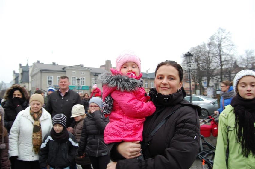 Mikołaj na Rynku w Kartuzach - rodzinne zdjęcia uczestników