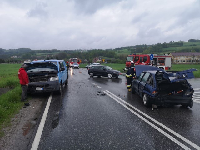 Do zderzenia czterech pojazdów doszło na skrzyżowaniu DW 977 i 981 w Zborowicach