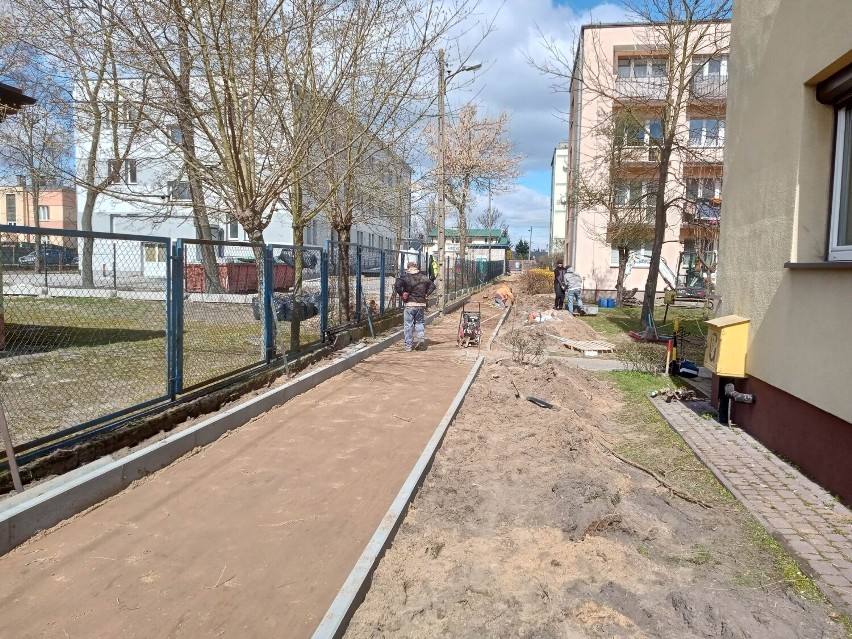 Trwają prace przy zagospodarowaniu terenu przy ulicy Niskiej...