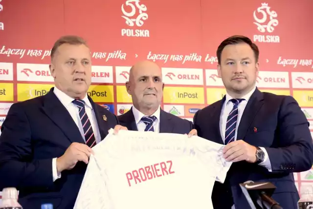 Zobacz w galerii jak mieszka i żyje selekcjoner reprezentacji Polski w piłce nożnej Michał Probierz (na zdjęciu w środku)