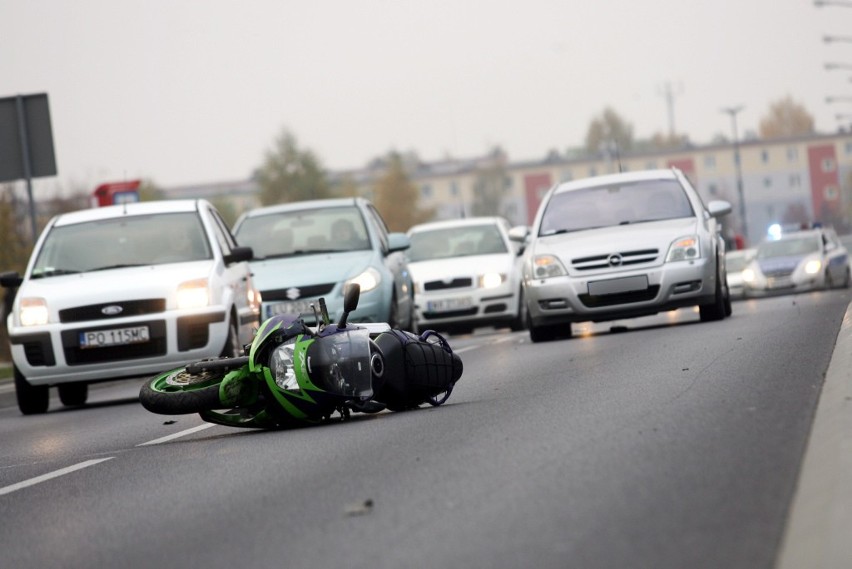 Motocyklista zderzył się z maluchem na ul. Jana Pawła w Lublinie [FOTO]