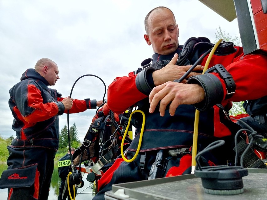 Ćwiczenia strażaków-nurków z Przemyśla na stawikach. Zobacz, jak robią to zawodowcy [ZDJĘCIA]
