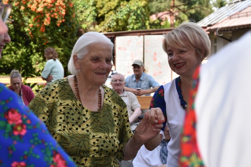 Muzyczne atrakcje w Domu Pomocy Społecznej w Sandomierzu. Były ludowe piosenki i biesiadne przyśpiewki oraz tańce. Zobacz zdjęcia