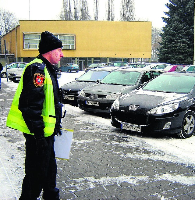 Strażnicy miejscy sprawdzają, kto parkuje przed urzędem i starostwem