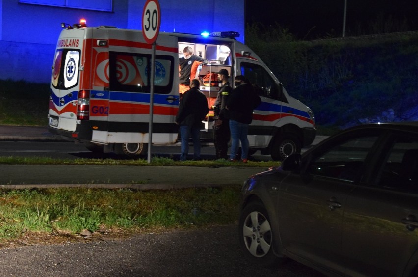 Policjanci ratowali w Miastku młodego mężczyznę, który stał na wiadukcie kolejowym (FOTO)