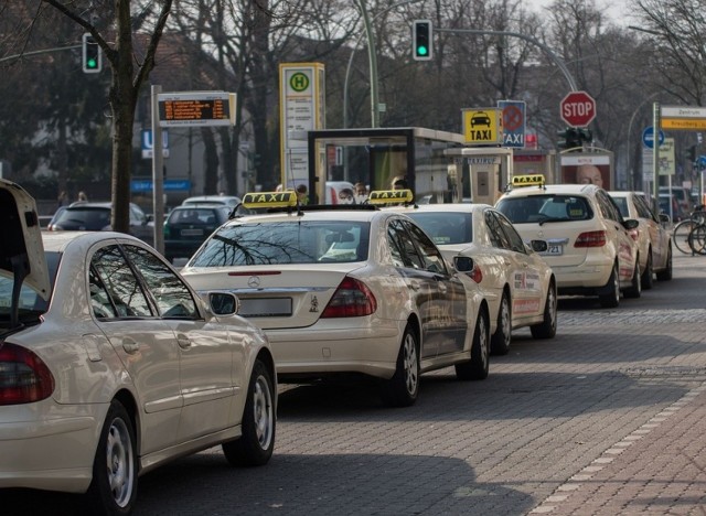 Kierowcy taksówek firmy Green Cab mają żal do firmy, że naraża ich na niebezpieczeństwo zarażenia koronawirusem. Może do tego dojść podczas kursów do Pawlikowic, gdzie mieści się centrum firmy Amazon. Taksówkarze wożą tych pracowników, którzy z powodu gorączki nie są wpuszczani do pracy.

CZYTAJ DALEJ NA NASTĘPNYM SLAJDZIE

