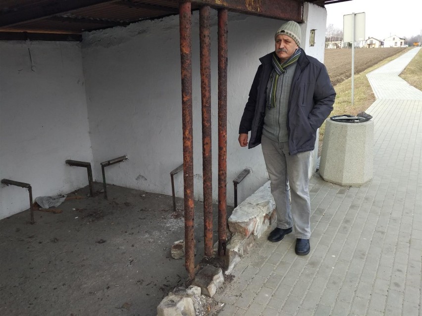 Zniszczony przystanek w Mzurkach straszy od dawna