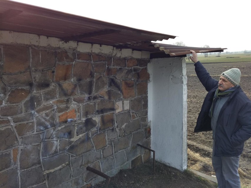 Zniszczony przystanek w Mzurkach straszy od dawna