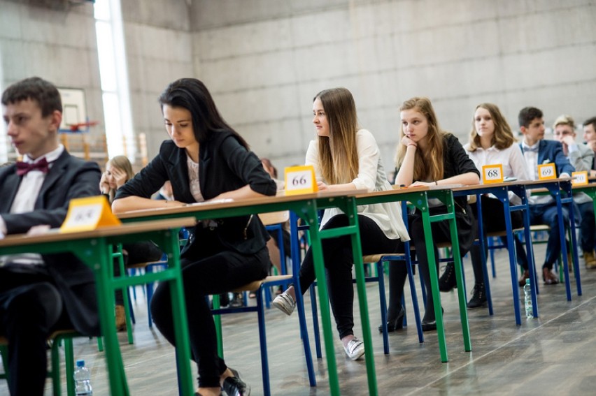 Gimnazjaliści piszą dziś egzamin. Odwiedziliśmy dziś. Gimnazjum nr 1. Lekki stres był [ZDJĘCIA]