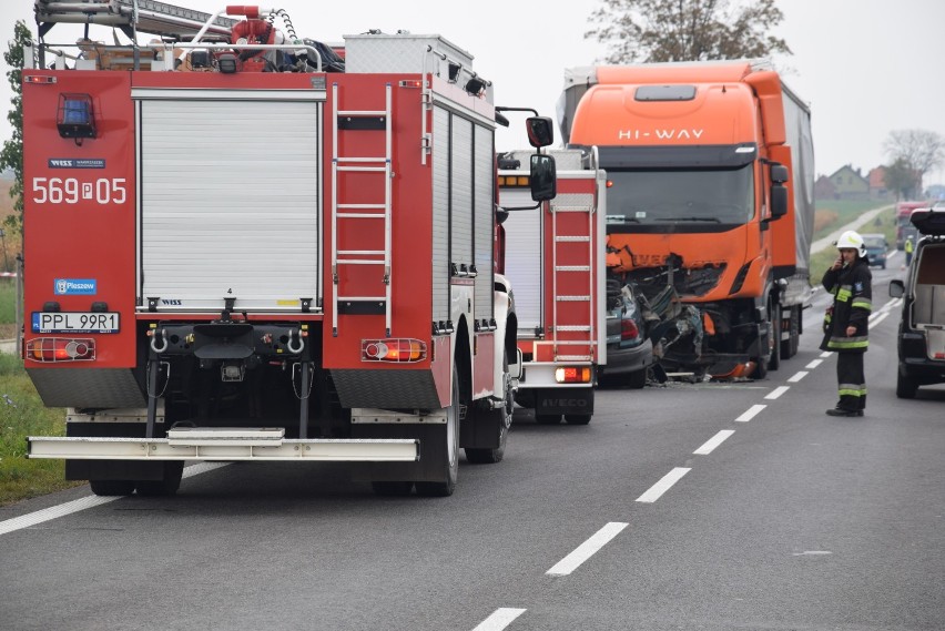 Śmiertelny wypadek na drodze krajowej nr 12 w miejscowości Lenartowice. Kierowca osobówki zginął na miejscu