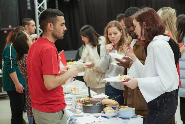 Na suto zastawionych stołach w Studenckim Centrum Kultury pojawiły się smakołyki z kilku krajów świata - między innymi Kazachstanu, Hiszpanii, Turcji czy też Tajwanu.