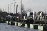 Gdańsk: Kolejna wymiana pontonu mostu w Sobieszewie. Przeprawa będzie nieczynna całą noc