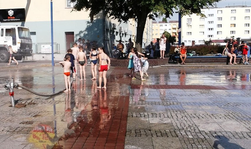 Piła: na deptaku prawie jak na plaży. Dzieci kąpią się w fontannie i przy kurtynie wodnej