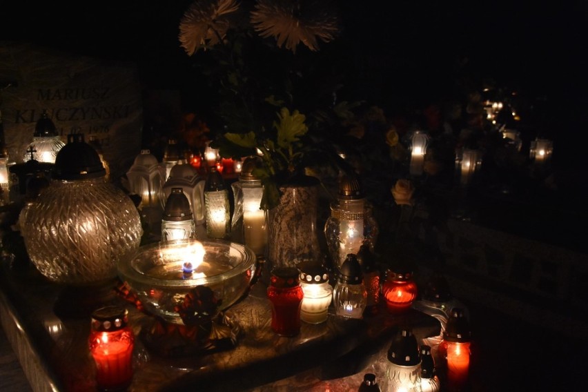 Wieczorny, klimatyczny spacer po cmentarzu [ZDJĘCIA] 