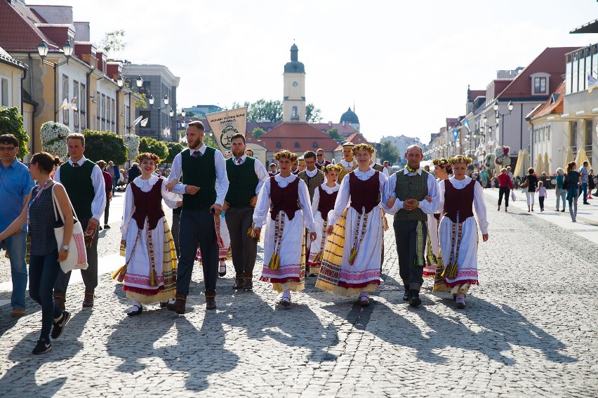 Folklor świata na Podlaskiej Oktawie Kultur 2017 [ZDJĘCIA Z PARADY, PROGRAM]