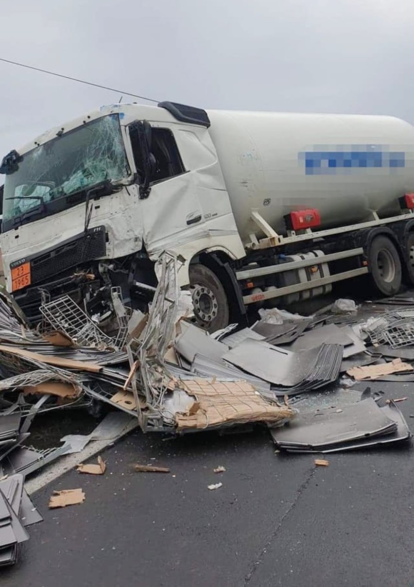 Wypadek. Na DK 25 w Mąkowarsku zderzyła się cysterna z pojazdem ciężarowym. Droga zablokowana [zdjęcia]
