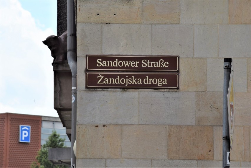 Dwujęzyczne znaki informujące o nazwach ulic w...
