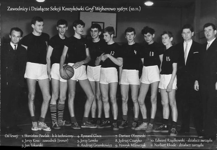 Zdjęcie koszykarzy i działaczy Gryfa Wejherowo z 1967 roku z kolekcji pana Henryka Milewczyka