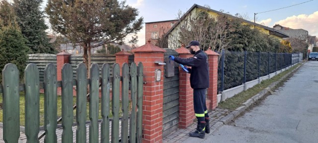 Strażacy kolportują ulotki na temat profilaktyki oraz szczepień przeciwko COVID-19