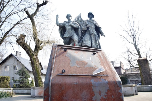 Pomnik Braterstwa Broni z Czechowic-Dziedzic to rzeźba z 1953 roku autorstwa Stanisława Marcinowa
