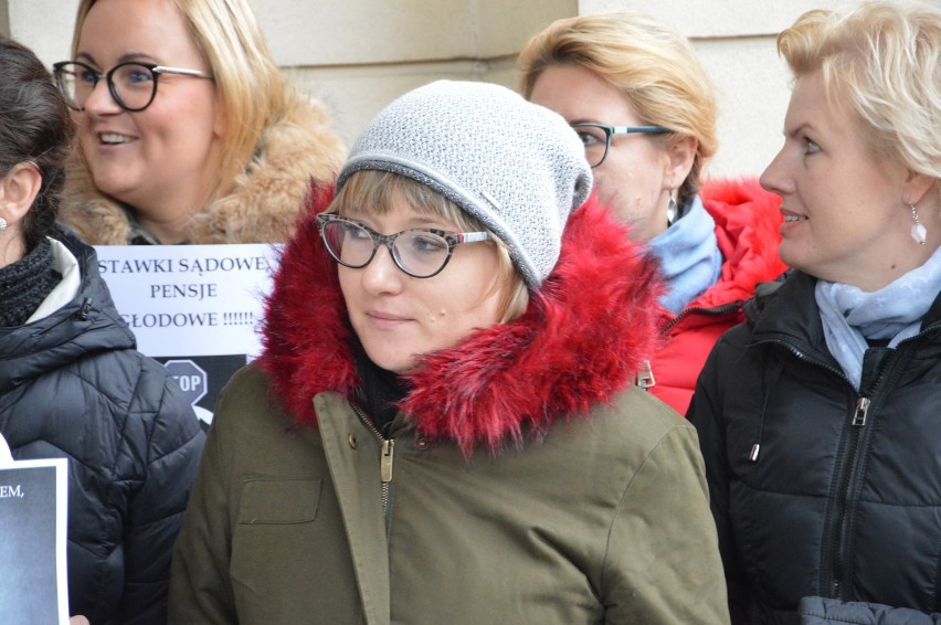 Protest pracowników sądowych w Głogowie. Wyszli przed budynek sądu [ZDJĘCIA]