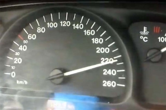 Pirat drogowy jechał trasą Białystok Jeżewo niemal 230 km/h. Nagrał to jego kolega, a teraz film jest na YouTube.