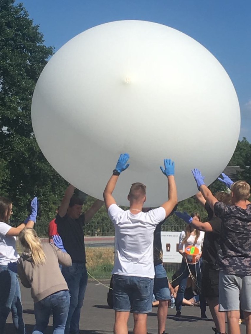 Uczniowie Edukacji Lubasz wypuścili w niebo dwumetrowy balon [ZDJĘCIA]