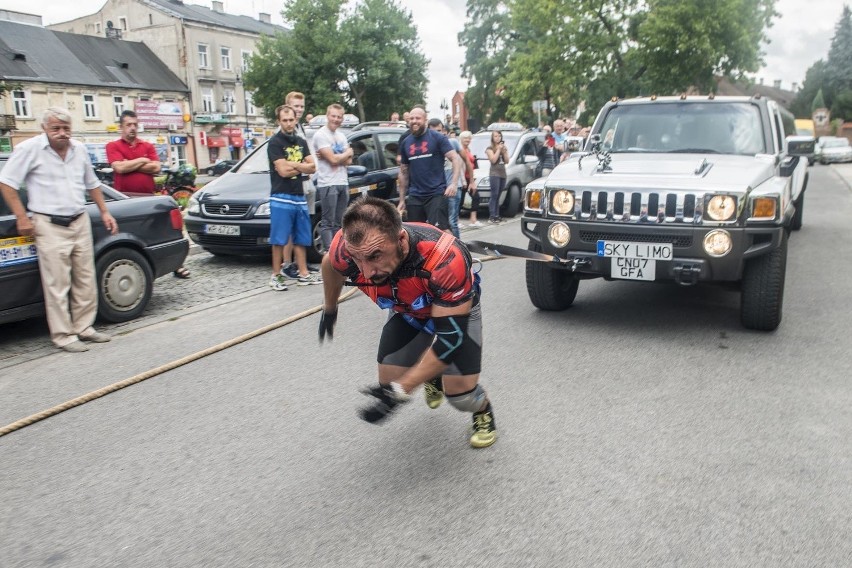 W środę Sebastian Brzyski, strongman z Radomia, przeciągał...