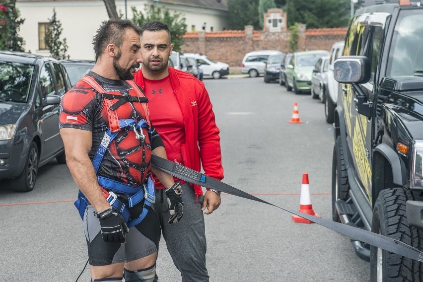 W środę Sebastian Brzyski, strongman z Radomia, przeciągał...