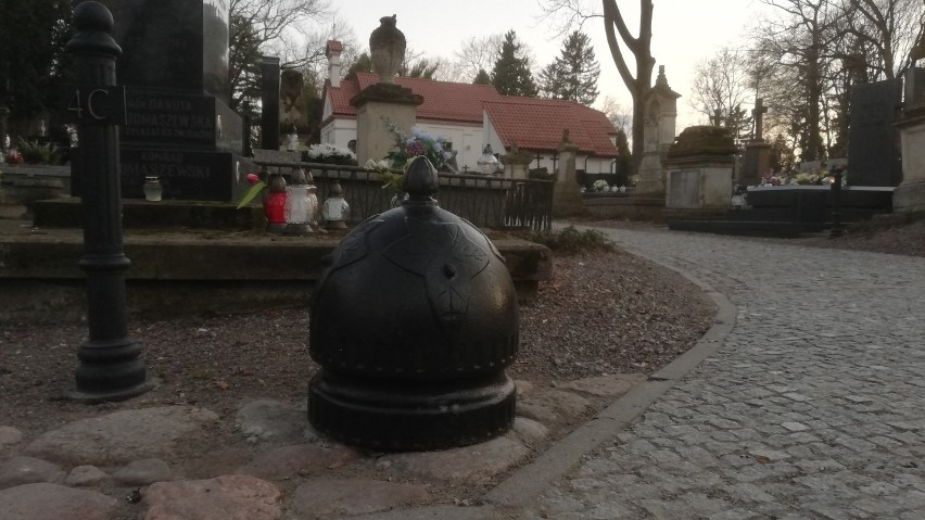 Na cmentarzu przy ul. Lipowej pojawiły się nowe elementy małej architektury, tzw. odboje w kształcie czarnych półkul 