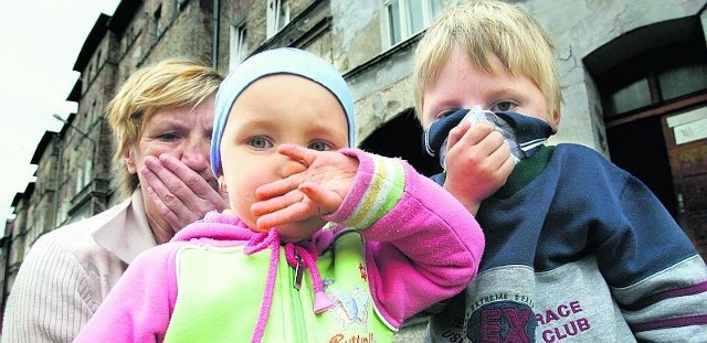 Mieszkańcy dzielnicy Sobięcin w Wałbrzychu od lat żyją w smrodzie. Wciąż nie wiadomo, skąd wziął się siarkowodór