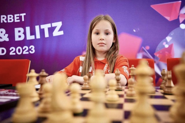 Laura Górecka zmierzyła się z mistrzem świata na szachowych zawodach w Warszawie. Zobacz kolejne zdjęcia. Przesuwaj zdjęcia w prawo - naciśnij strzałkę lub przycisk NASTĘPNE