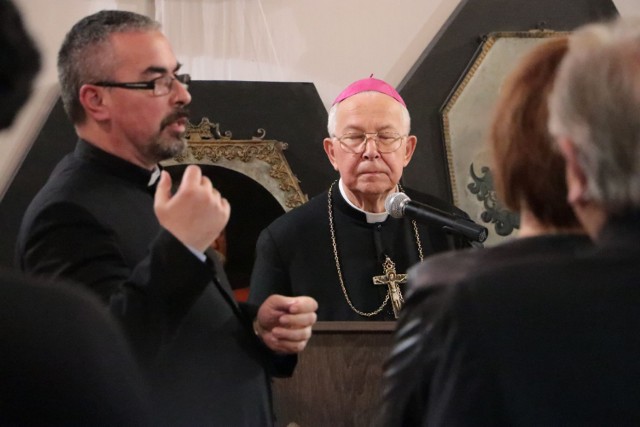 Po wykładzie mieszkańcy wzięli udział w otwarciu wystawy z rozmaitymi pamiątkami z wizyt papieża na Ziemi Lubuskiej - zdjęciami, medalami i nawet butami Jana Pawła II. Część z nich wypożyczona została z muzeum znajdującego w diecezjalnym sanktuarium Matki Bożej Cierpliwie Słuchającej w Rokitnie.