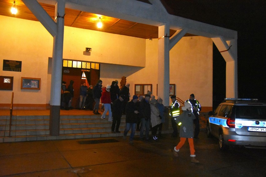 Dzielnicowi z Kościerzyny rozdawali odblaski w kościołach parafialnych w Łubianie i Wąglikowicach