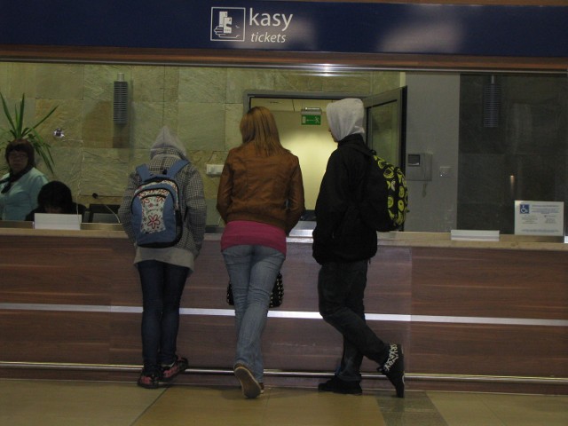 Na wyremontowanym dworcu PKP w Ostrowie Wielkopolskim podróżni uzyskają informację jedynie w kasie biletowej.