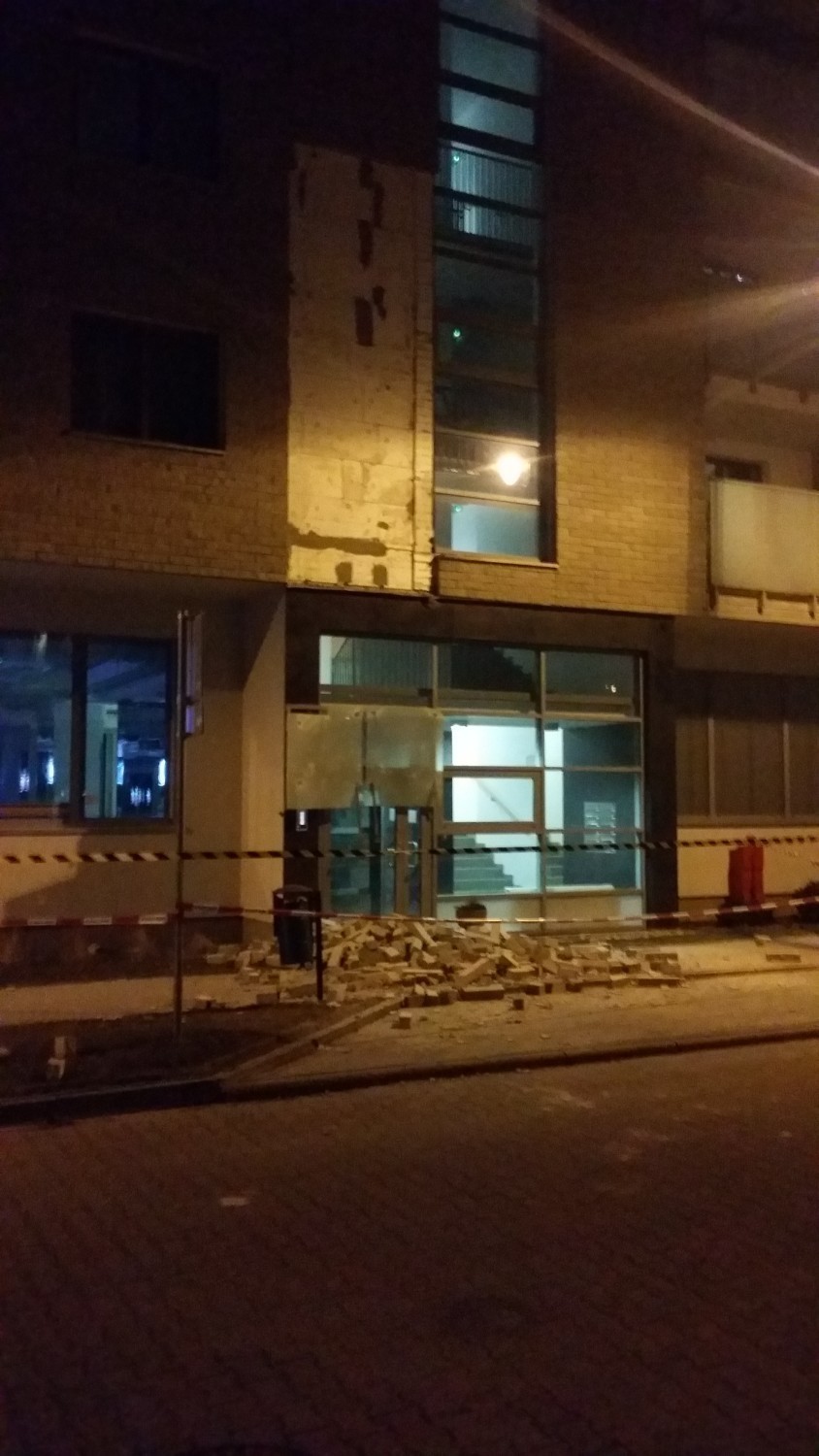 "Cud, że nikt nie zginął" Ściana budynku w Wilanowie opadła...
