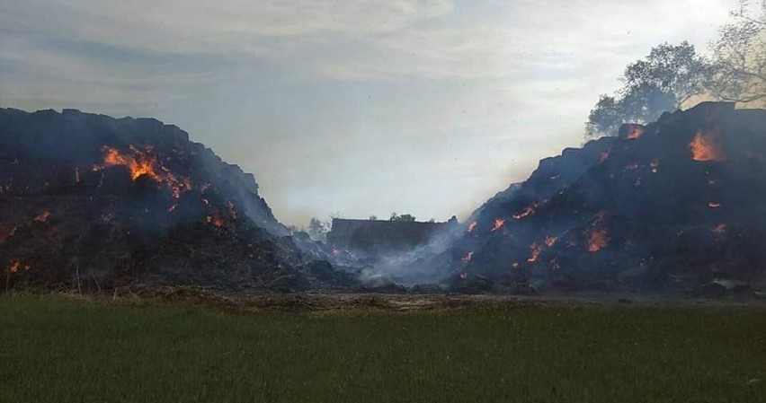 Groźny pożar dwóch stert słomy w Rakowie. Udział wzięło 14 jednostek straży pożarnej