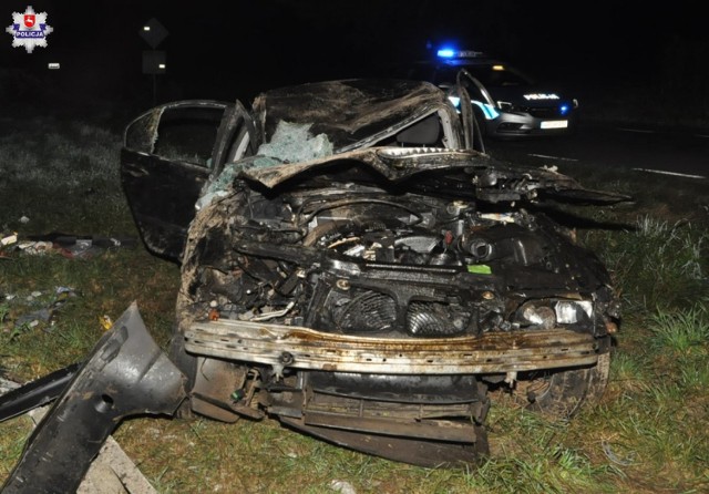 Wypadek w Ciechominie: Kierowca bmw uderzył w słup i dachował. Miał ponad pół promila
