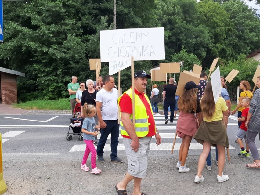 Mieszkańcy wsi Ose protestują (ZDJĘCIA)                            