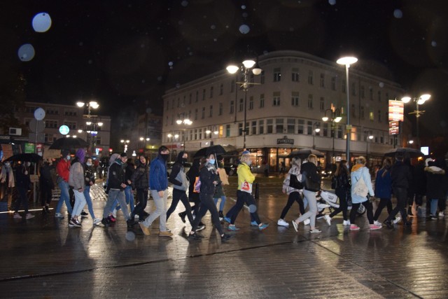 Protestujący w Opolu we wtorek szli przez miasto w deszczu.
