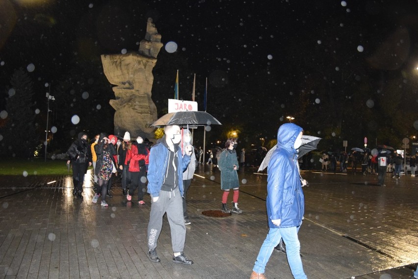 Protestujący w Opolu we wtorek szli przez miasto w deszczu.