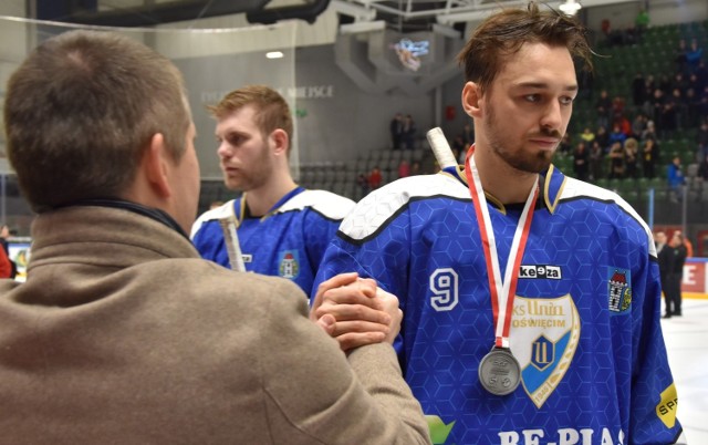 Unia Oświęcim przegrała finał hokejowego Pucharu Polski z JKH GKS Jastrzębie 0:2. Mina Gregora Koblara, odbierającego srebrny medal, mówi wszystko.