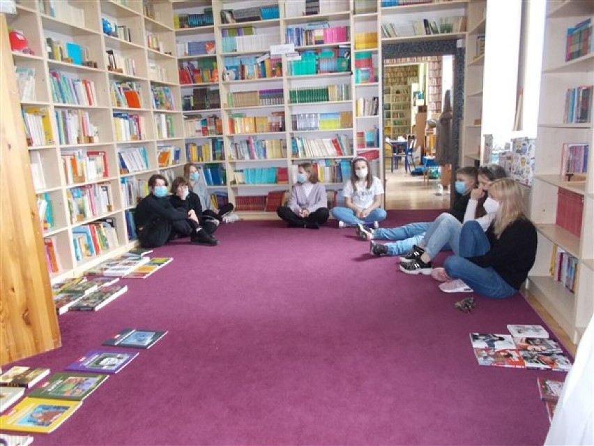 Majowe spotkanie Dyskusyjnego Klubu Książki w Bibliotece Szkolnej w Wicku
