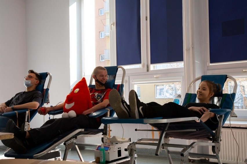 Zgierscy uczniowie oddali krew dla Ukrainy! ZDJĘCIA