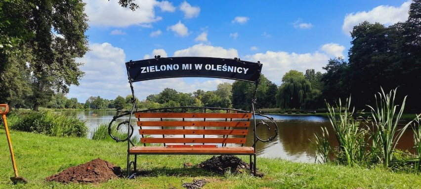 To już druga oleśnicka ławeczka. Pierwsza usadowiona jest w...