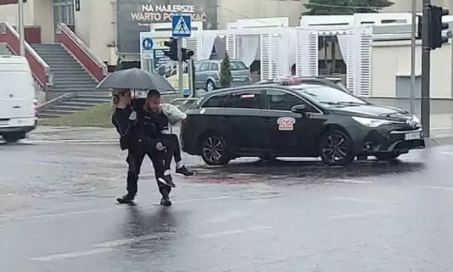 Zielonogórscy policjanci pomagali mieszkańcom w czasie ogromnej ulewy, która przeszła nad miastem.