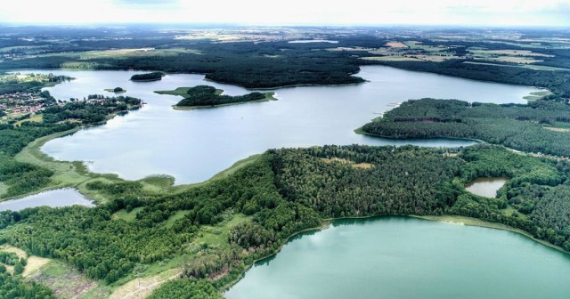 Jezioro Niesłysz w Niesulicach leży niecałe 50 km od Zielonej Góry. Nie ma żadnych wątpliwości, to jedno z najpiękniejszych miejsc nad wodą w Polsce.