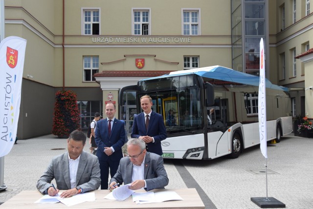 Burmistrz Augustowa podpisał umowę na zakup czterech autobusów elektrycznych